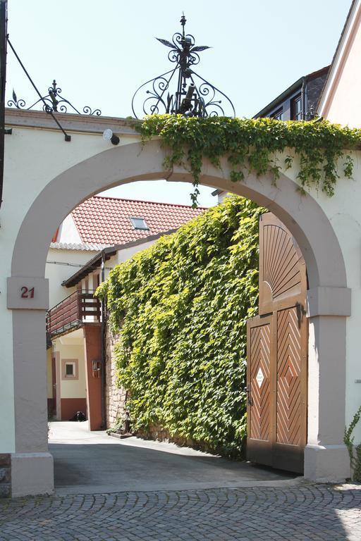 Gaestehaus Hebinger Am Schlosspark Deidesheim Bagian luar foto